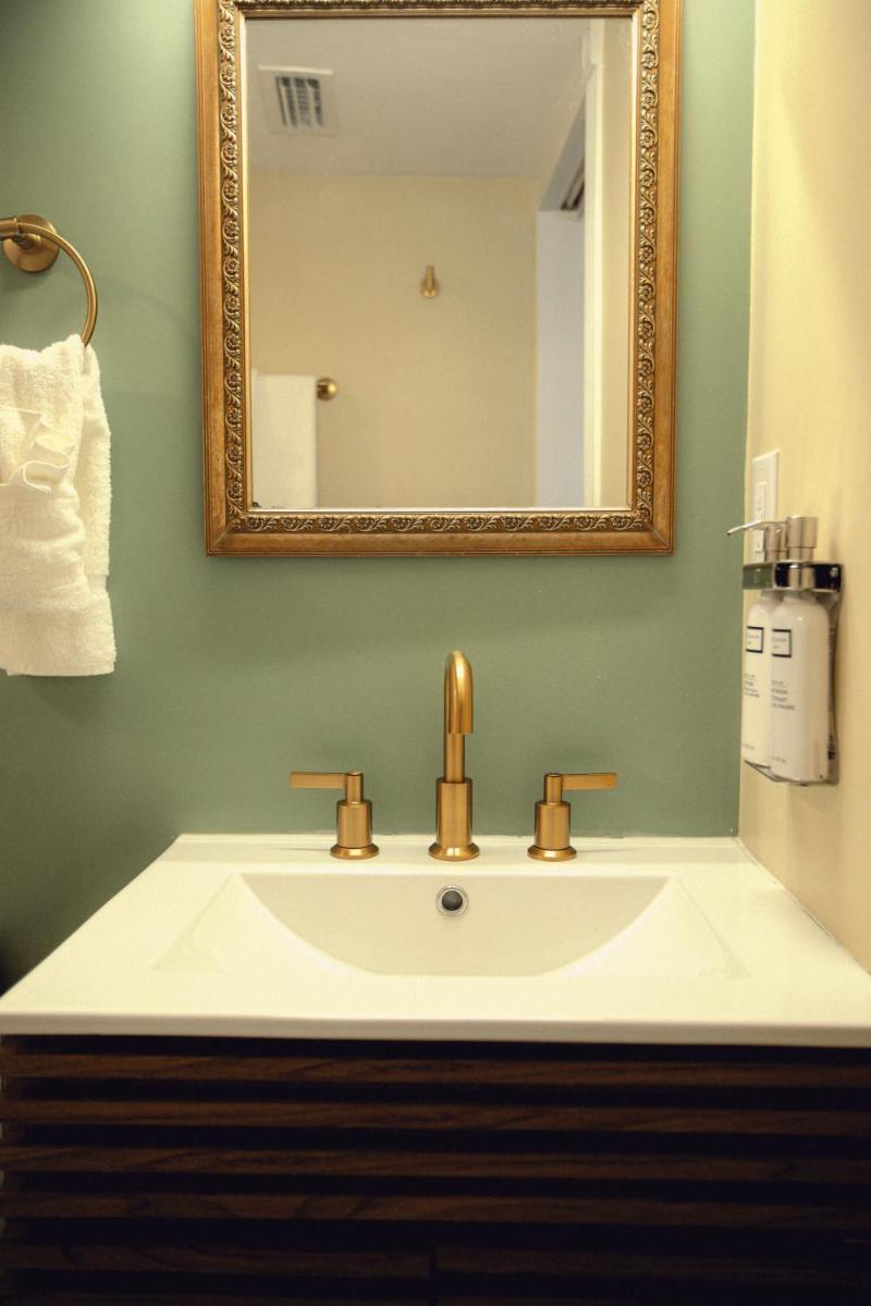 The Historic Peninsula Inn - image 6