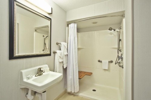 Courtyard by Marriott Gulfport Beachfront - image 3