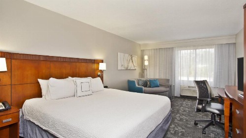 Courtyard by Marriott Gulfport Beachfront - image 4