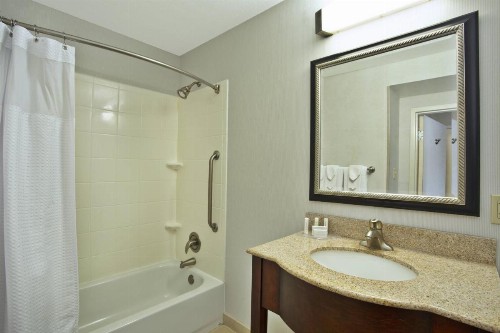 Courtyard by Marriott Gulfport Beachfront - image 7