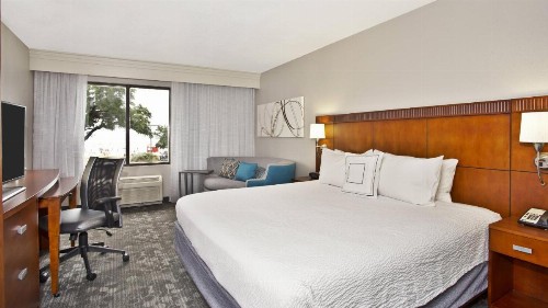 Courtyard by Marriott Gulfport Beachfront - image 8