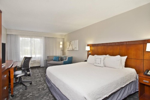 Courtyard by Marriott Gulfport Beachfront - image 9
