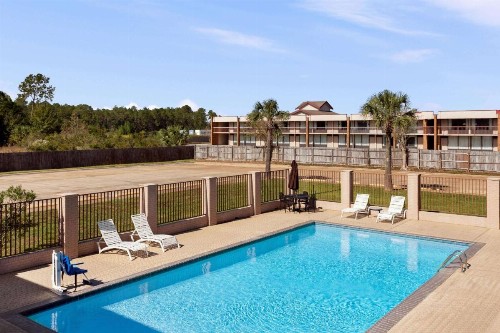Super 8 by Wyndham Gulfport Near Biloxi - image 30