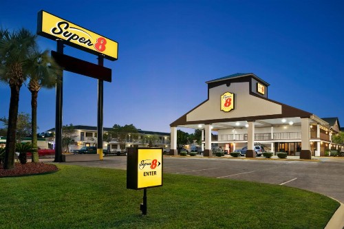 Super 8 by Wyndham Gulfport Near Biloxi - image 35