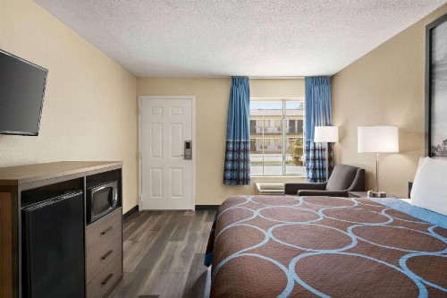 Super 8 by Wyndham Gulfport Near Biloxi - image 43