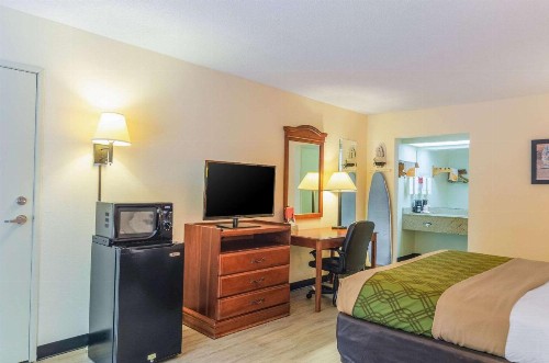Econo Lodge Inn & Suites Gulfport - image 11