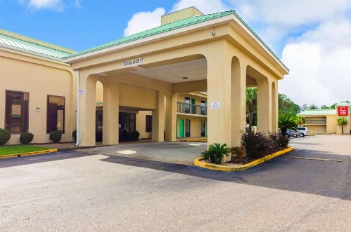 Econo Lodge Inn & Suites Gulfport - image 12