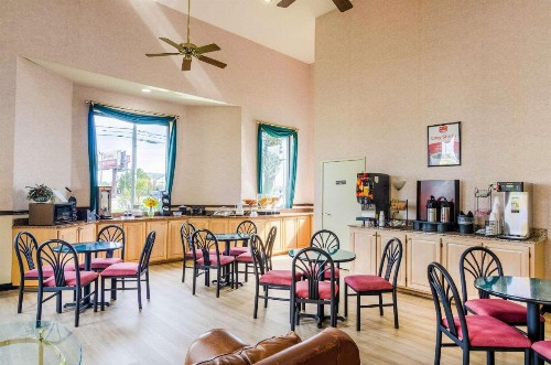Econo Lodge Inn & Suites Gulfport - image 14