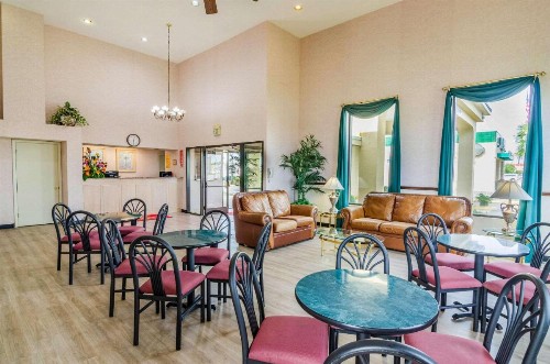 Econo Lodge Inn & Suites Gulfport - image 15