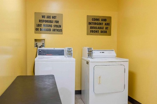 Econo Lodge Inn & Suites Gulfport - image 6
