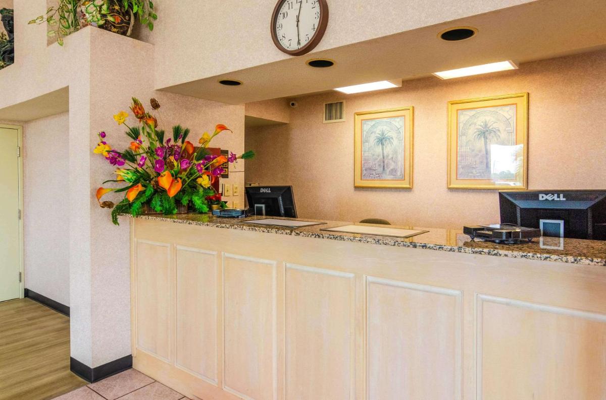 Econo Lodge Inn & Suites Gulfport - image 7