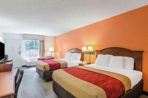 Econo Lodge Inn & Suites Gulfport - image 9