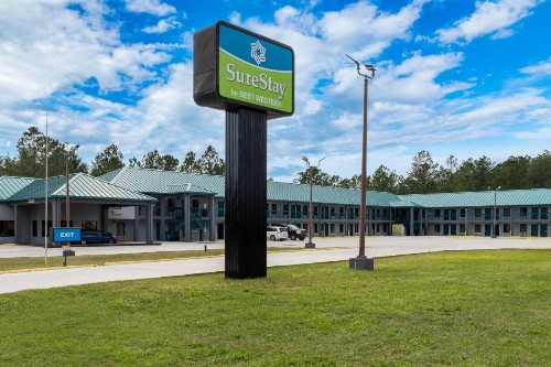 Legacy Inn & Suites - image 1