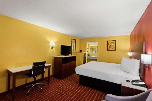 Legacy Inn & Suites - image 2
