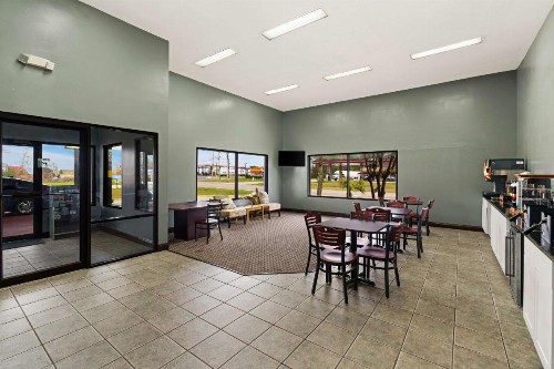 Legacy Inn & Suites - image 26