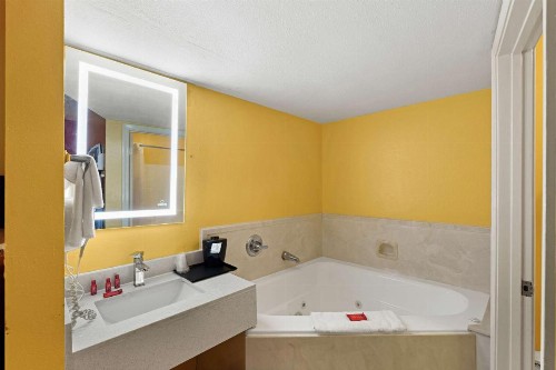 Legacy Inn & Suites - image 27
