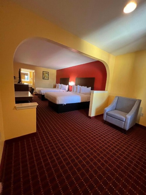 Legacy Inn & Suites - image 3