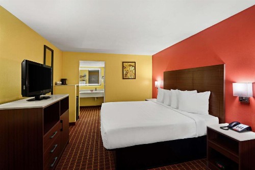 Legacy Inn & Suites - image 35