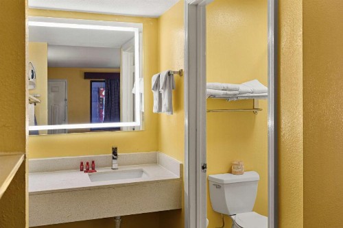 Legacy Inn & Suites - image 37