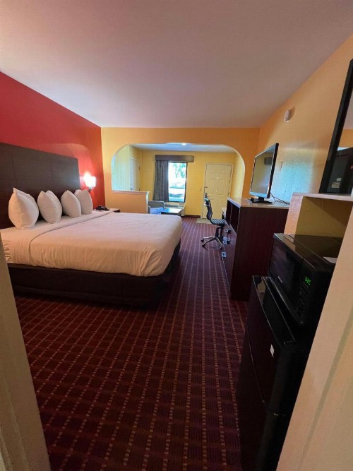 Legacy Inn & Suites - image 6