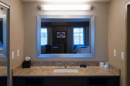 Hampton Inn & Suites Gulfport - image 10