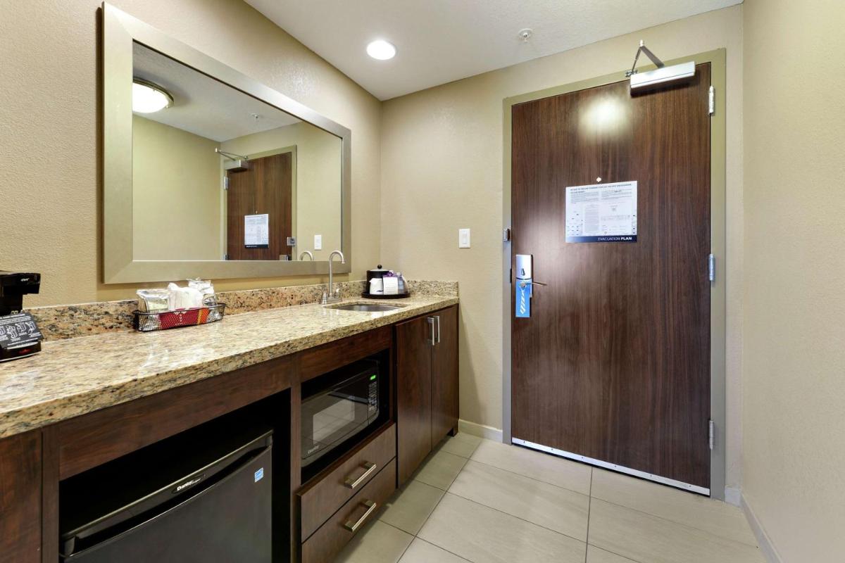 Hampton Inn & Suites Gulfport - image 5