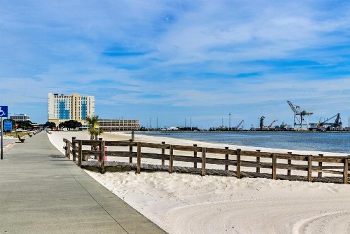 Beachside Getaway - Walk to Gulf Pier and Casino! - image 9
