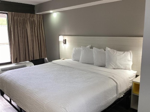 Knights Inn Baltimore West - image 18
