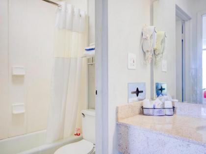 OYO Hotel Dundee By Crystal Lake - image 13