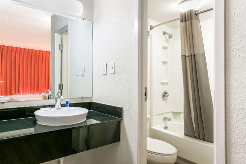 Rodeway Inn Baltimore - Inner Harbor South - image 10