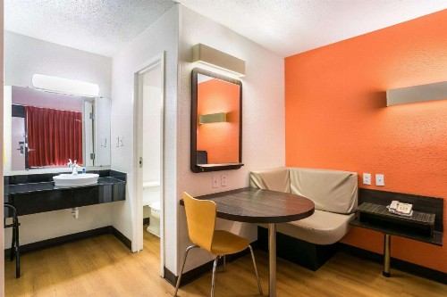 Rodeway Inn Baltimore - Inner Harbor South - image 7