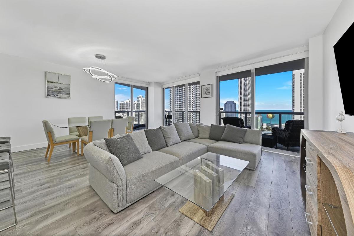 Three-Bedroom Beachwalk Resort Apartment - image 4
