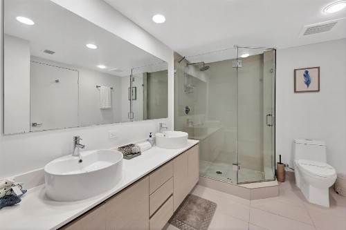 Three-Bedroom Beachwalk Resort Apartment - image 9