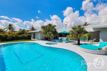 Waterfront Estate -5 BR w/pool- 5 min to beach