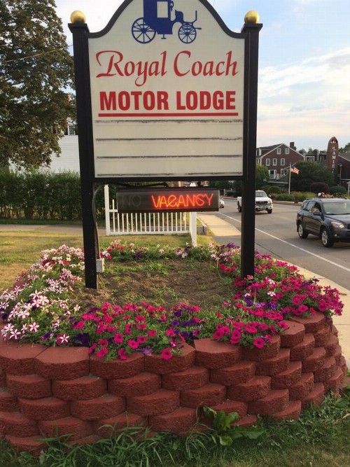 Royale Coach Motor Lodge - image 11