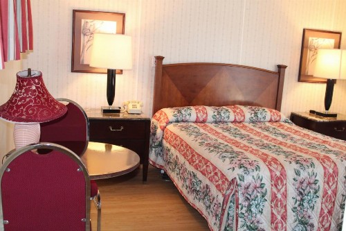 Royale Coach Motor Lodge - image 12