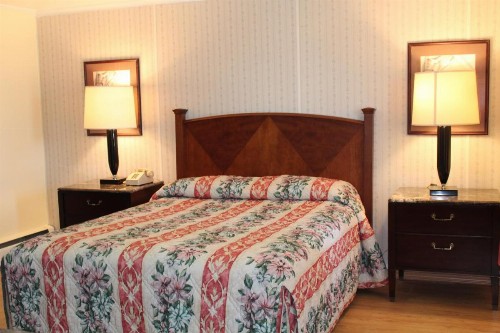 Royale Coach Motor Lodge - image 13