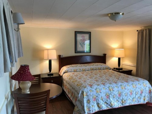 Royale Coach Motor Lodge - image 17