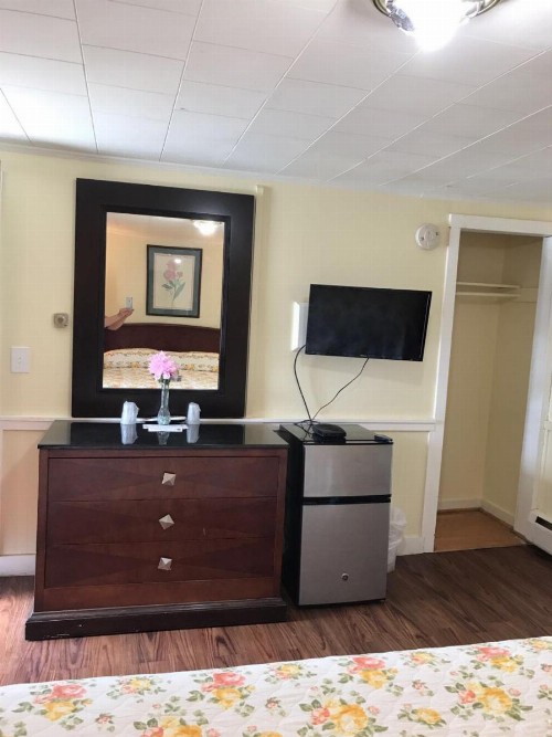 Royale Coach Motor Lodge - image 19