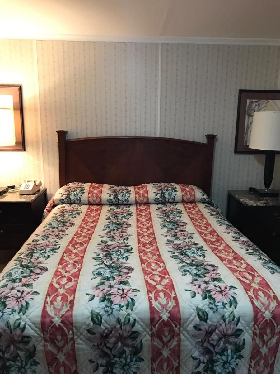 Royale Coach Motor Lodge - image 3