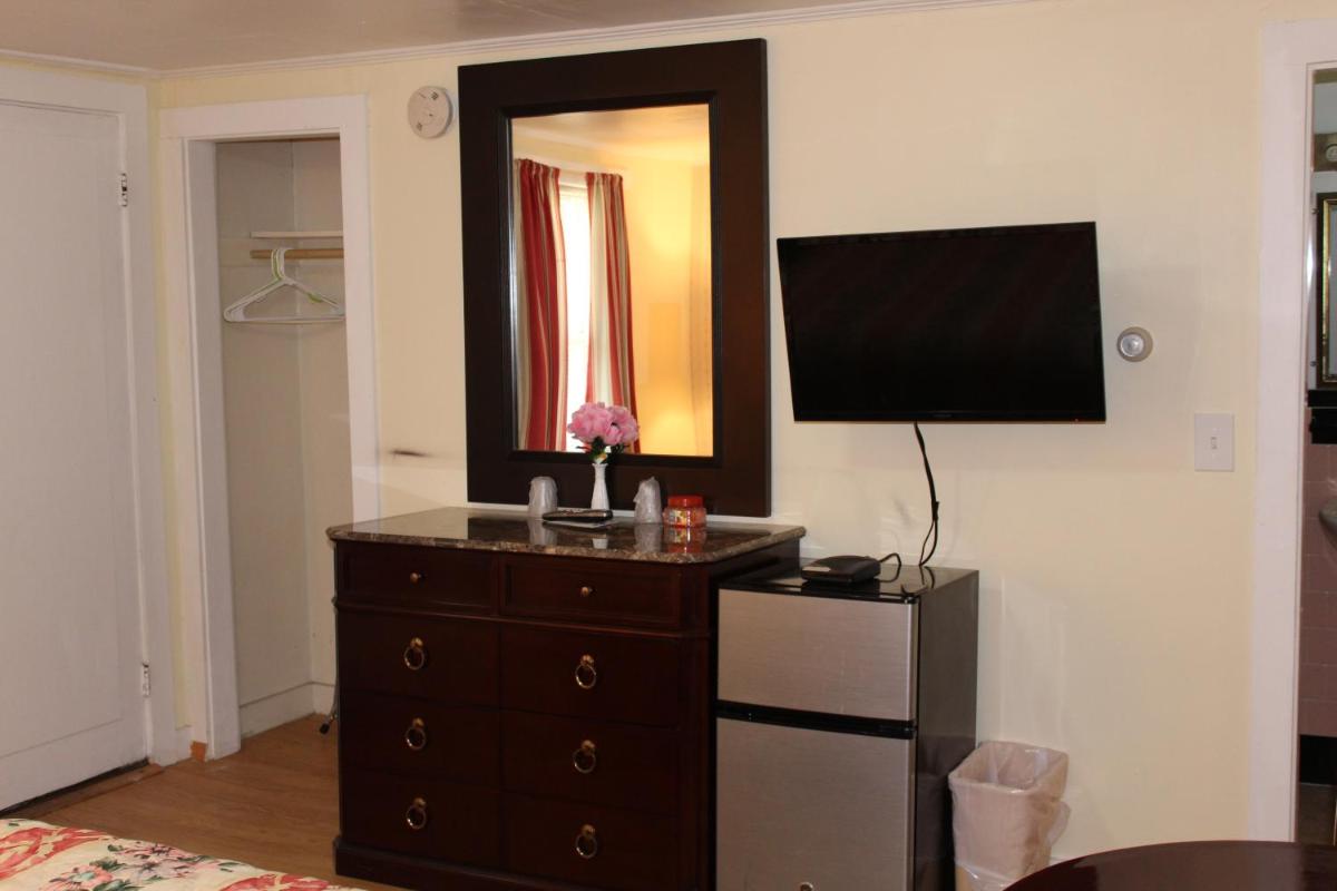 Royale Coach Motor Lodge - image 4