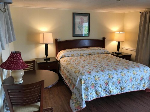 Royale Coach Motor Lodge - image 5