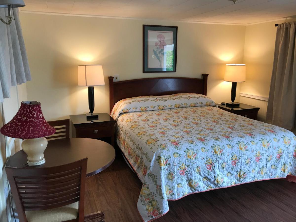Royale Coach Motor Lodge - image 5