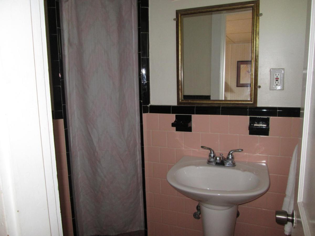 Royale Coach Motor Lodge - image 6