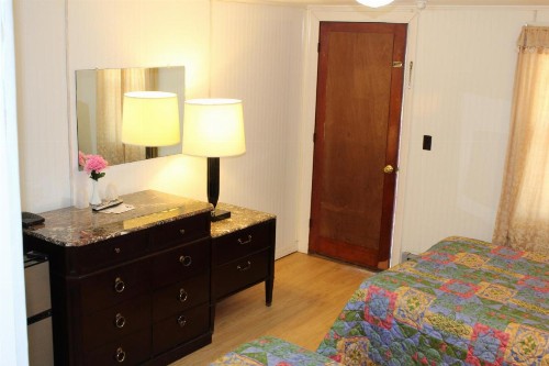 Royale Coach Motor Lodge - image 7