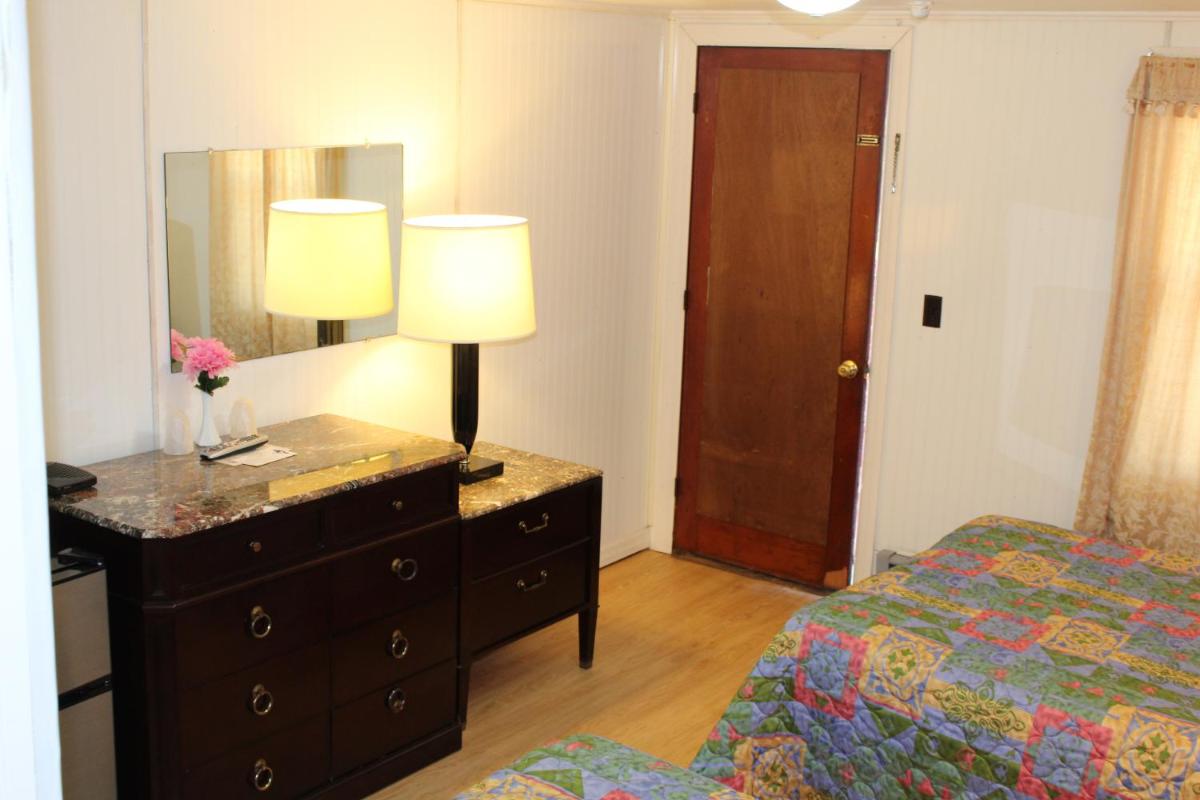 Royale Coach Motor Lodge - image 7