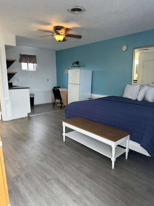 Nautical Motel - image 12