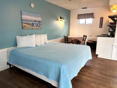 Nautical Motel - image 4