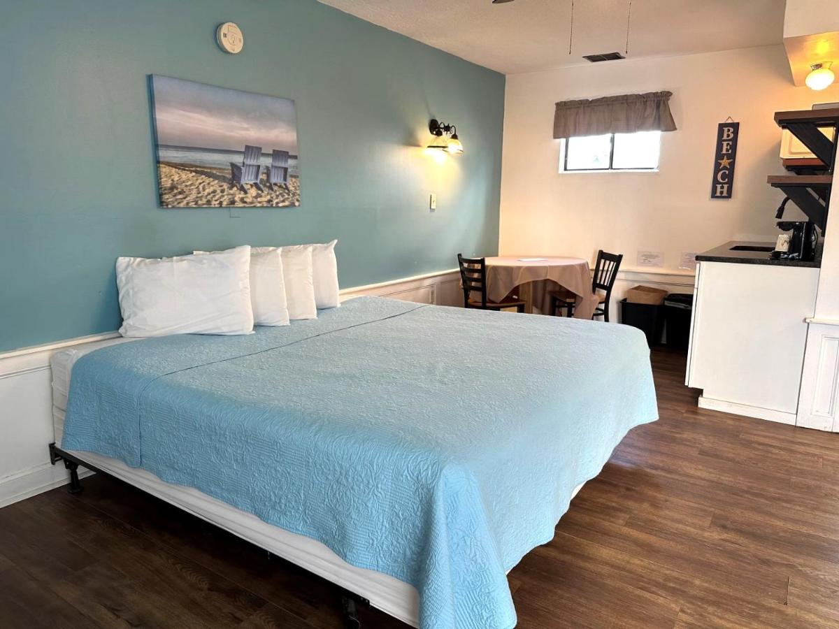Nautical Motel - image 4