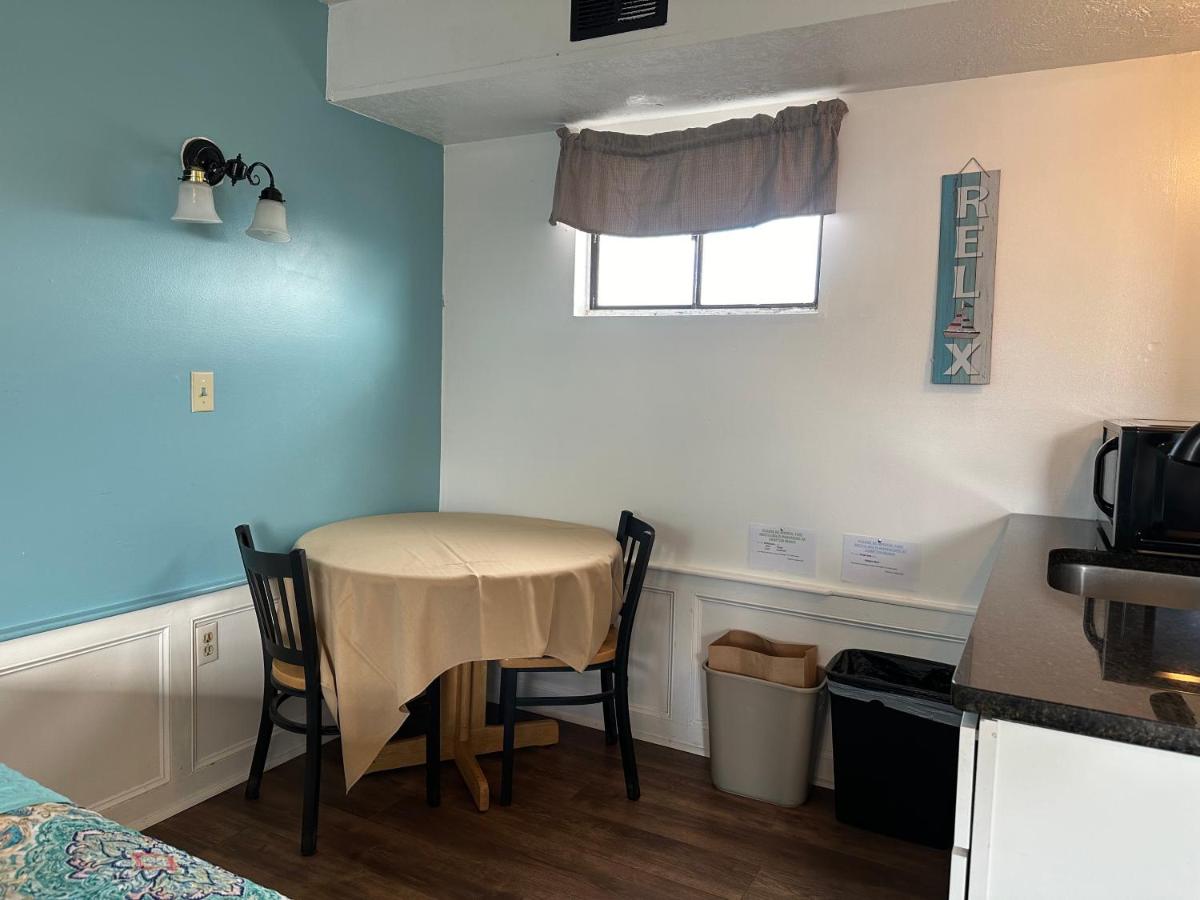 Nautical Motel - image 6